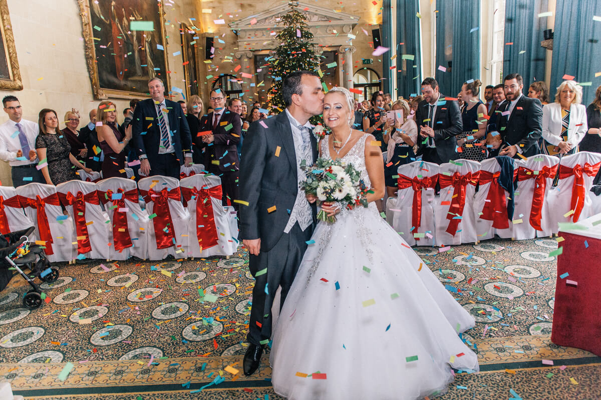 bride and groom christmas wedding christmas colour confetti