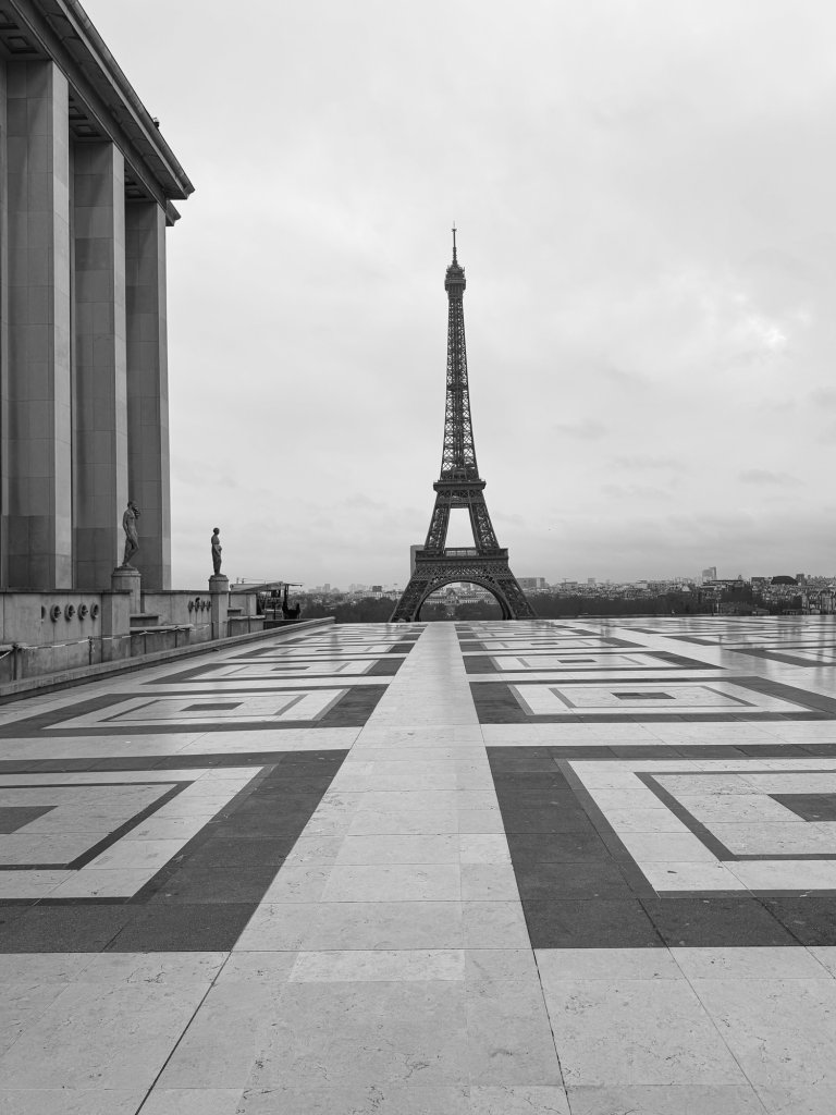eiffel tower photo from trocadero